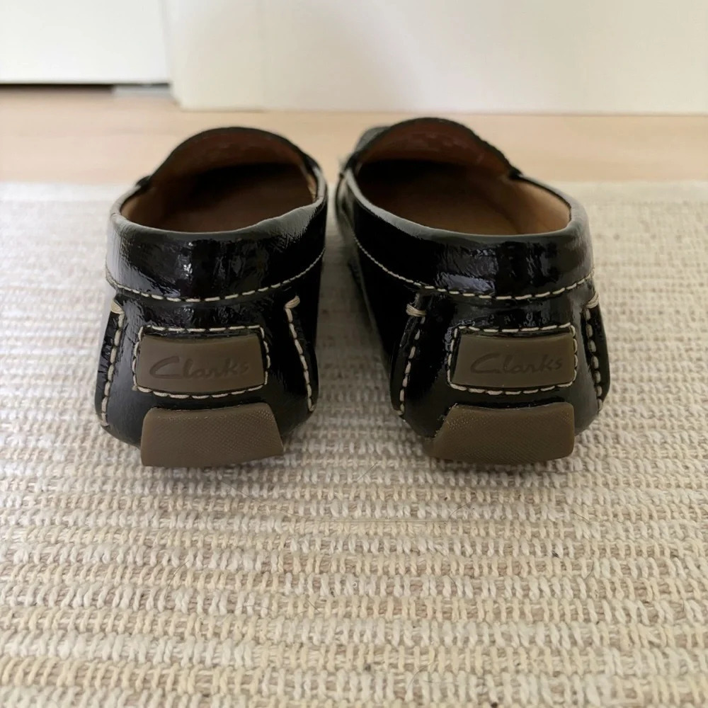 Clarks Artisan Slip-on Black Patent Leather Loafers Dark Academia Preppy Size 7 - Picture 6 of 8